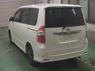 TOYOTA NOAH 2008
