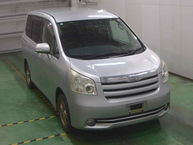 TOYOTA NOAH 2008