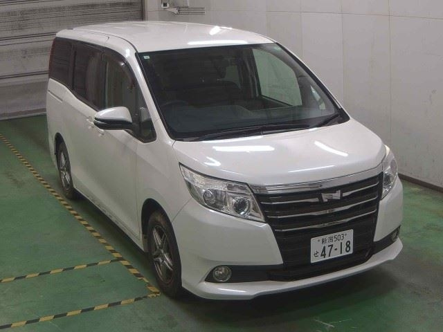 TOYOTA NOAH 2015