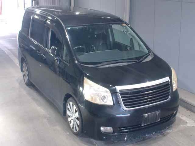 TOYOTA NOAH 2010
