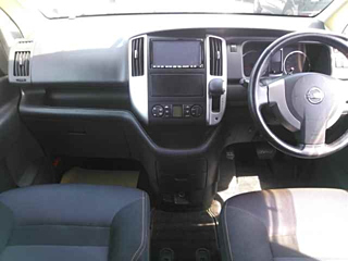 NISSAN SERENA 2010