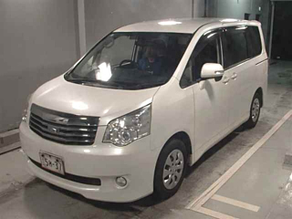 TOYOTA NOAH 2013