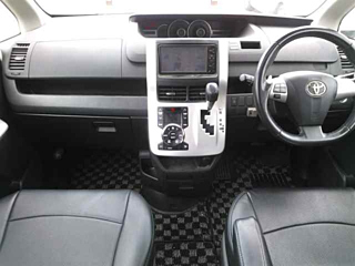 TOYOTA NOAH 2010