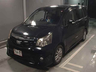 TOYOTA NOAH 2010