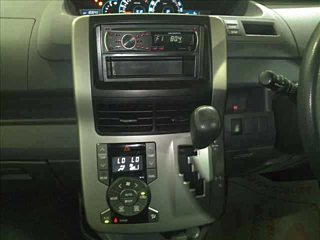 TOYOTA VOXY 2010