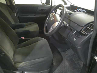 TOYOTA VOXY 2010