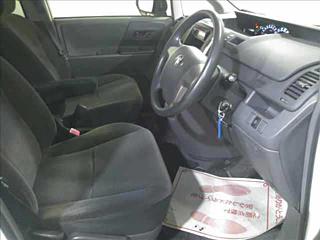 TOYOTA VOXY 2010