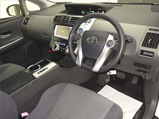 TOYOTA PRIUS ALPHA 2013