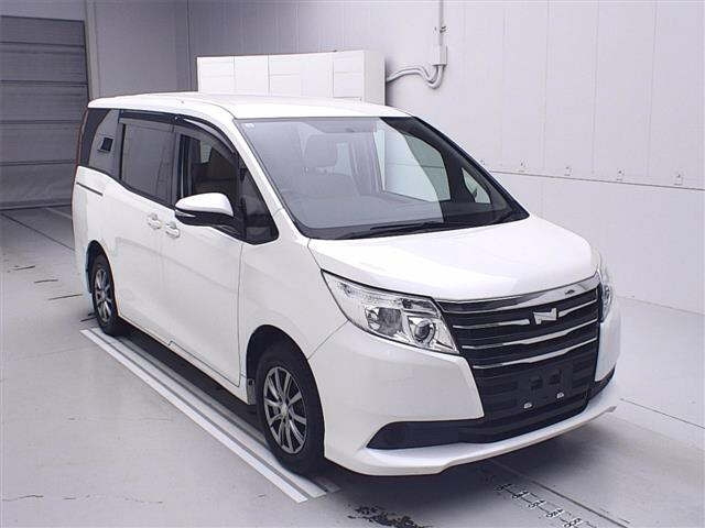 TOYOTA NOAH 2015