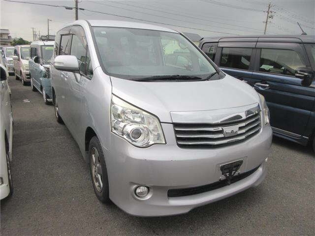 TOYOTA NOAH 2011
