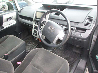 TOYOTA NOAH 2011