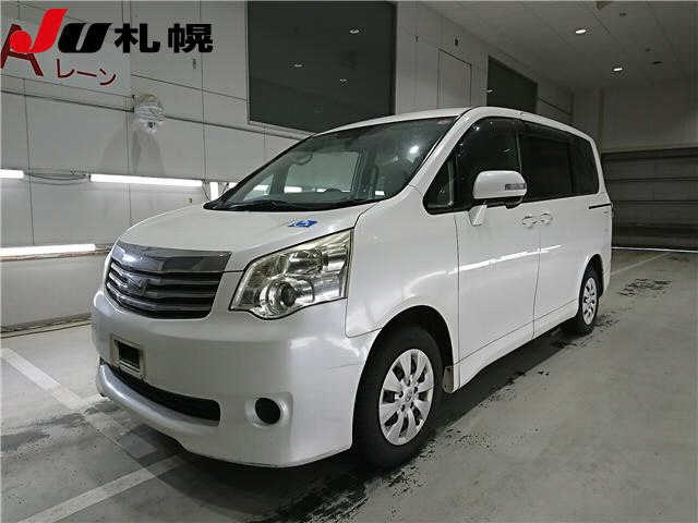 TOYOTA NOAH 2010