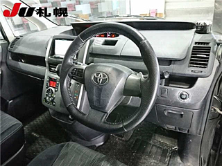 TOYOTA VOXY 2012