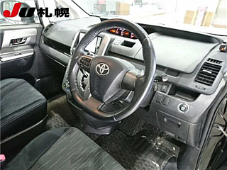 TOYOTA VOXY 2012