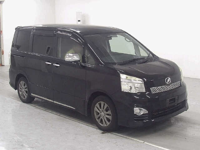 TOYOTA VOXY 2013