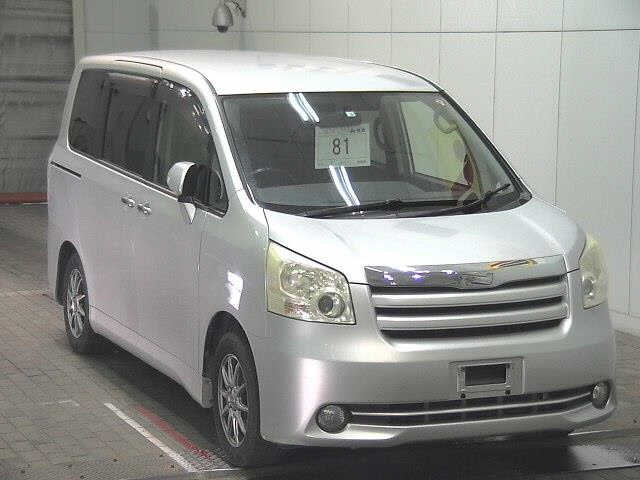 TOYOTA NOAH 2010