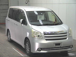 TOYOTA NOAH 2010