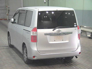 TOYOTA NOAH 2010