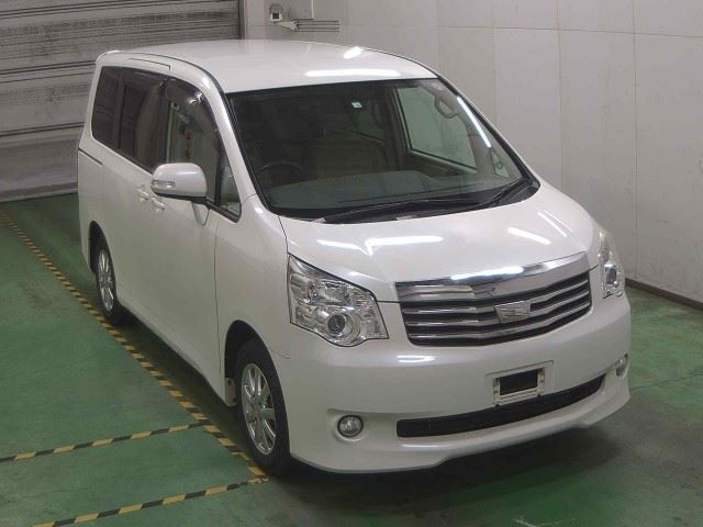 TOYOTA NOAH 2010