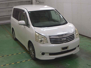 TOYOTA NOAH 2010