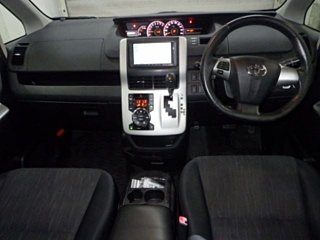 TOYOTA VOXY 2010