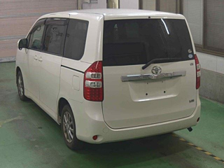 TOYOTA NOAH 2010