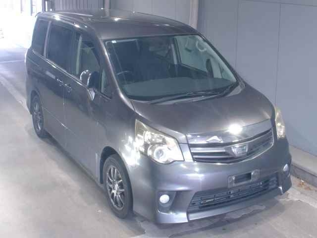 TOYOTA NOAH 2010