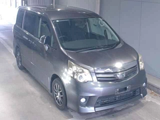 TOYOTA NOAH 2010
