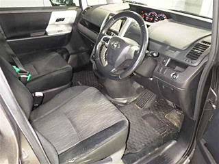 TOYOTA NOAH 2010