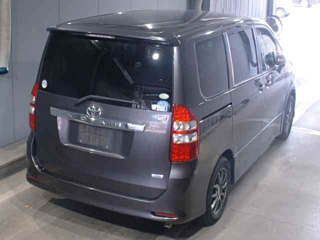 TOYOTA NOAH 2010
