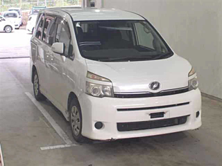 TOYOTA VOXY 2010