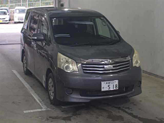 TOYOTA NOAH 2010