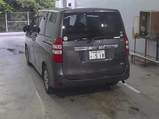 TOYOTA NOAH 2010