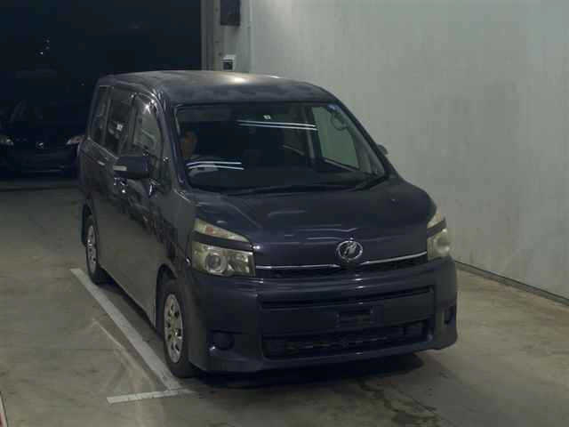 TOYOTA VOXY 2010