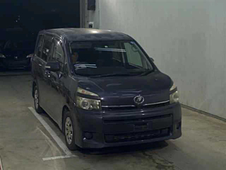 TOYOTA VOXY 2010