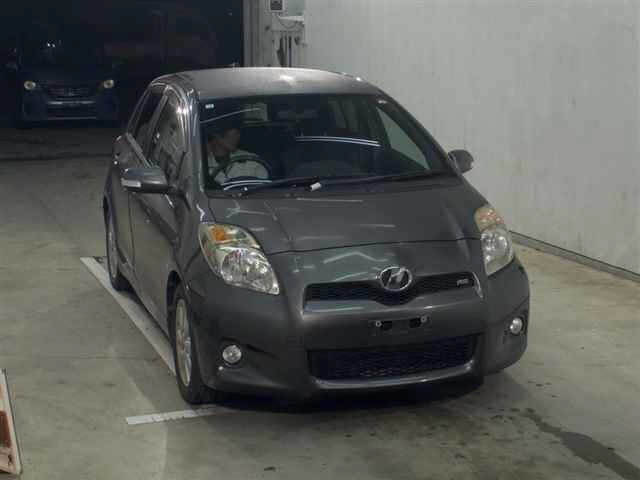TOYOTA VITZ 2010