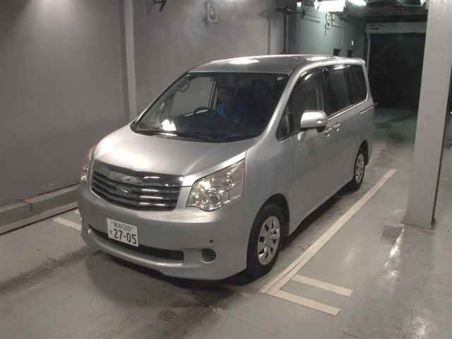 TOYOTA NOAH 2013