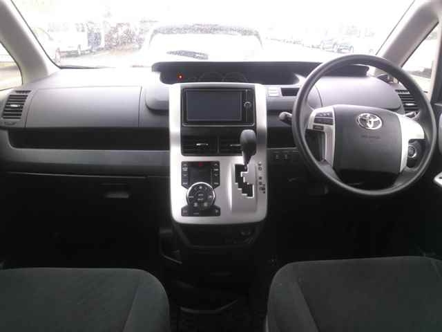 TOYOTA NOAH 2013