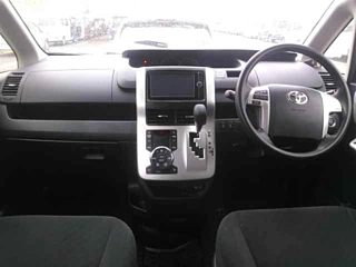 TOYOTA NOAH 2013