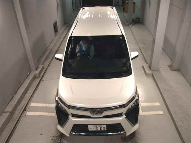 TOYOTA VOXY 2017