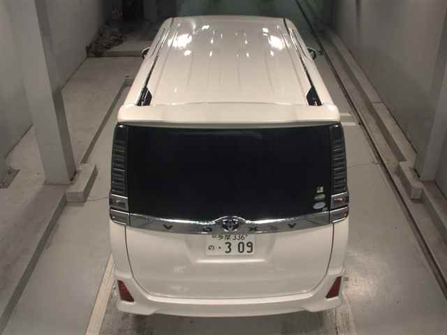 TOYOTA VOXY 2017
