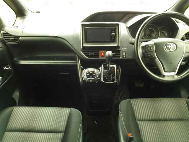 TOYOTA VOXY 2017