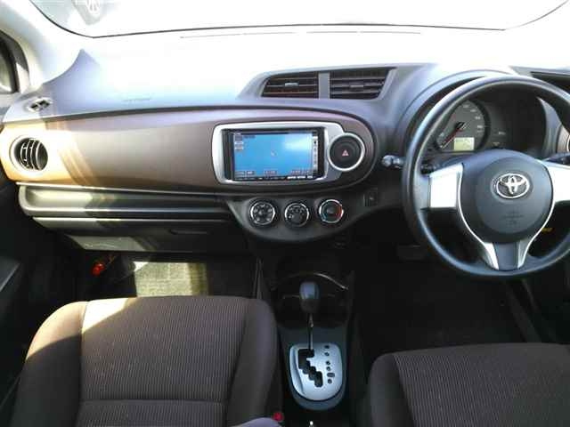 TOYOTA VITZ 2011
