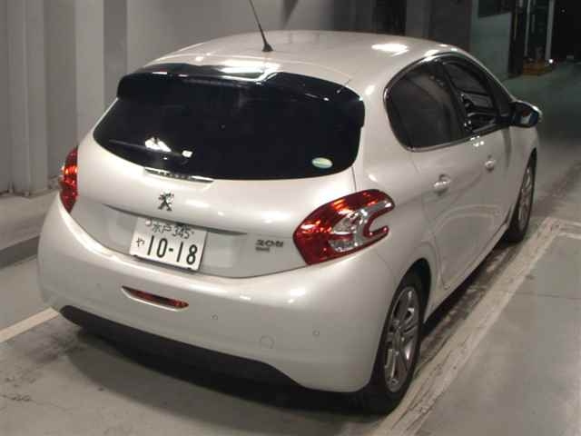 PEUGEOT 208 2015