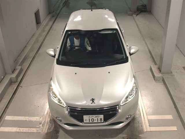 PEUGEOT 208 2015