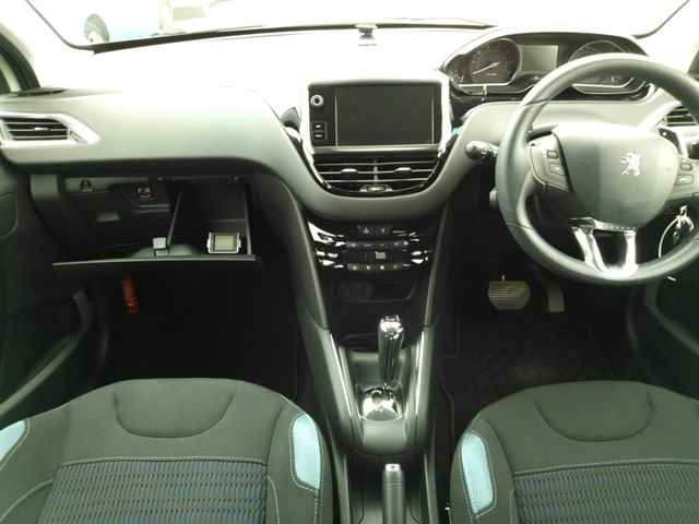 PEUGEOT 208 2015