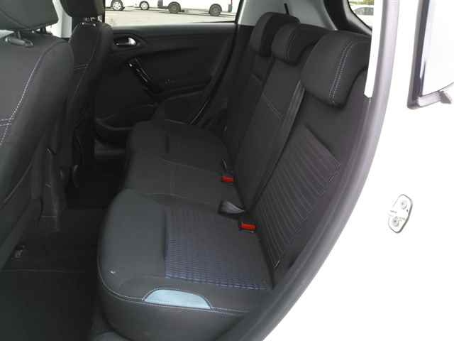 PEUGEOT 208 2015