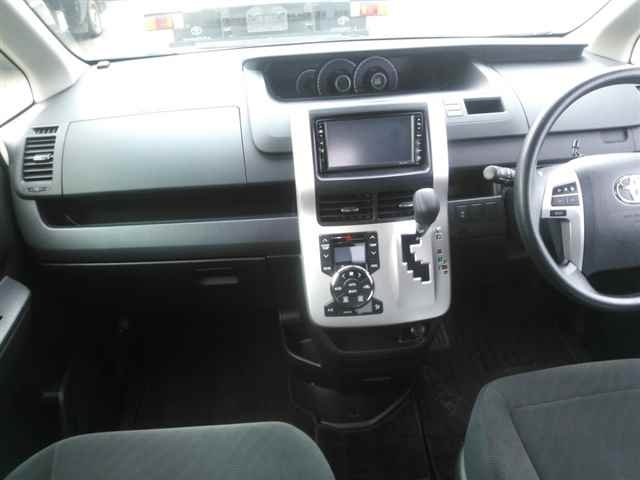 TOYOTA VOXY 2012