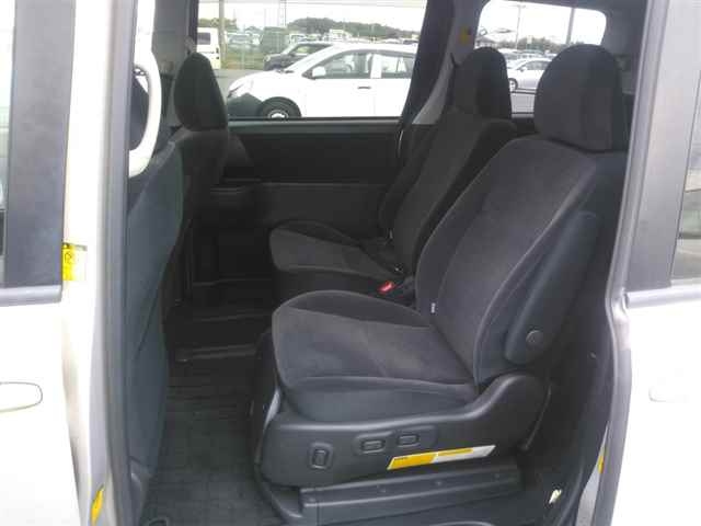 TOYOTA VOXY 2012