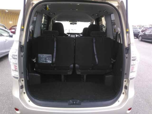 TOYOTA VOXY 2012